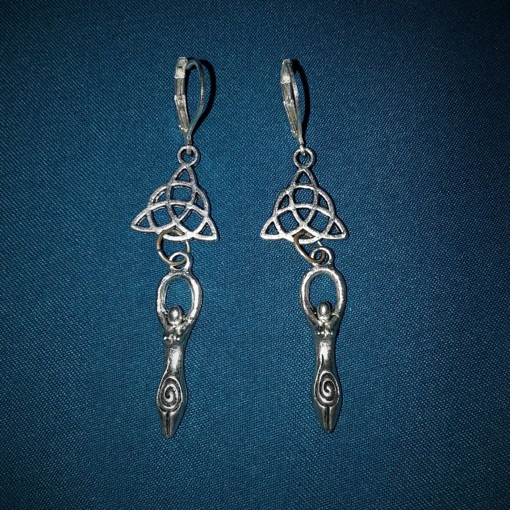 NWT, SILVERTONE TRIQUETRA EARRINGS.